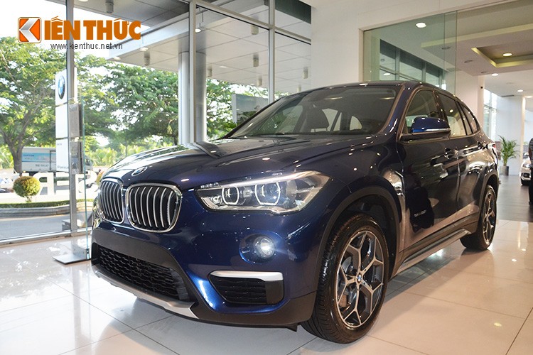 Về thiết kế tổng thể,  BMW X1 2016 sở hữu chiều dài 4.439mm, ngắn hơn trước 36mm, chiều rộng 1.821mm hơn thế hệ trước 21mm và chiều cao là 1.598 mm, cao hơn 53mm so với phiên bản trước đó.